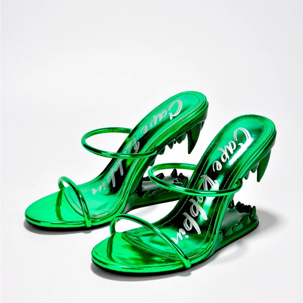 Kadin...Fangs Wedges